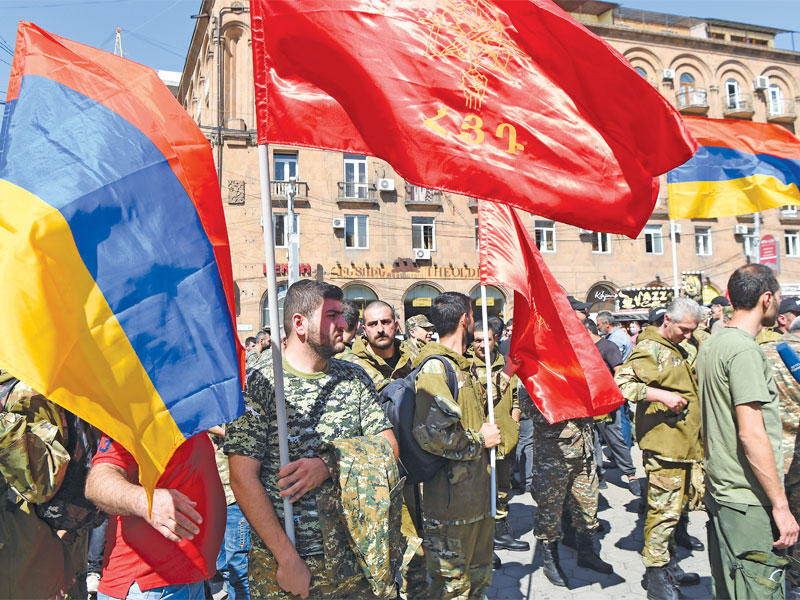 رجال أرمن يتجمّعون في يريفان للتطوّع بعد اعلان التعبئة العامة  أمس (رويترز)