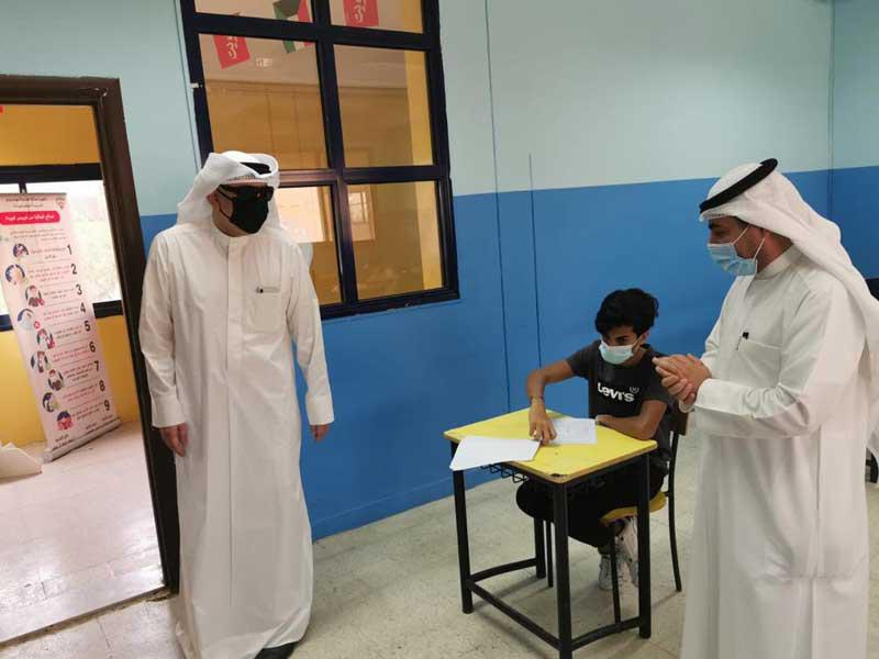  المدير العام لمنطقة حولي التعليمية وليد الغيث متفقداً إحدى لجان الاختبارات أمس