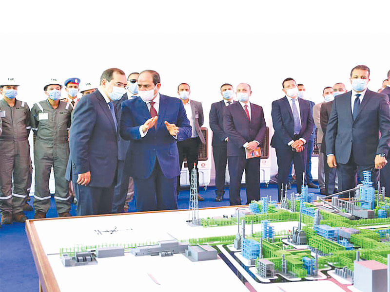 الرئيس المصري عبدالفتاح السيسي يستعرض كروكي مجمع مسطرد أمس (متحدث الرئاسة) 