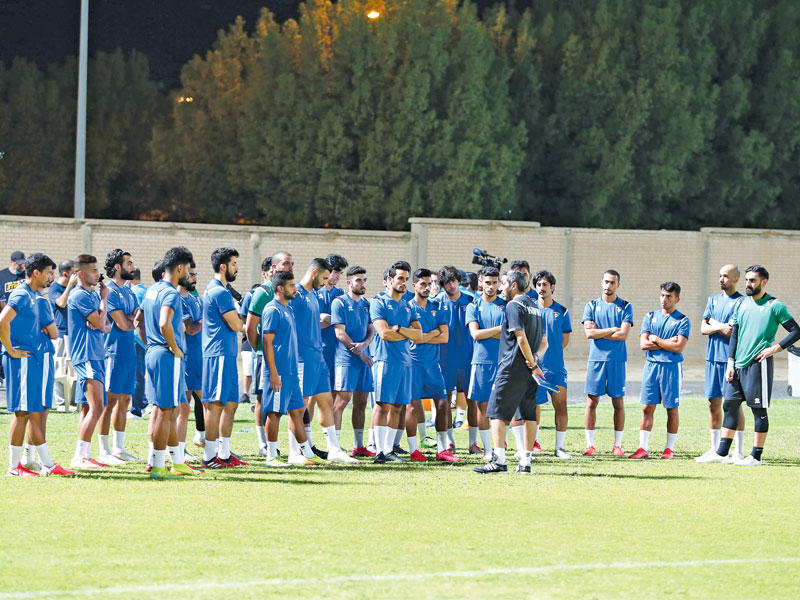المدرب ثامر عناد يوجه اللاعبين قبل الدخول في التدريب (تصوير جورج رجي)