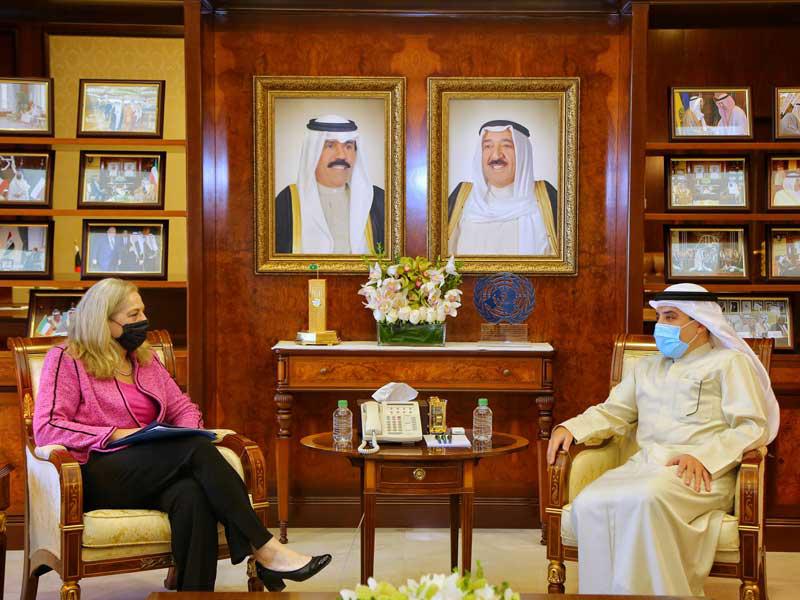 الناصر مستقبلاً السفيرة الأميركية أمس