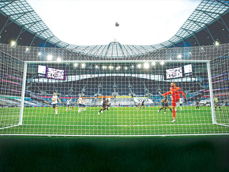 لوريس حارس مرمى توتنهام بعد أن تلقى هدف التعادل