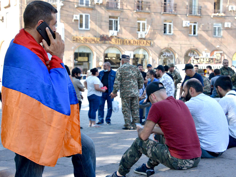 متطوعون ومحاربون قدامى أرمن يستعدون للذهاب إلى خط المواجهة في ناغورني كاراباخ حيث يجتمعون في يريفان أمس