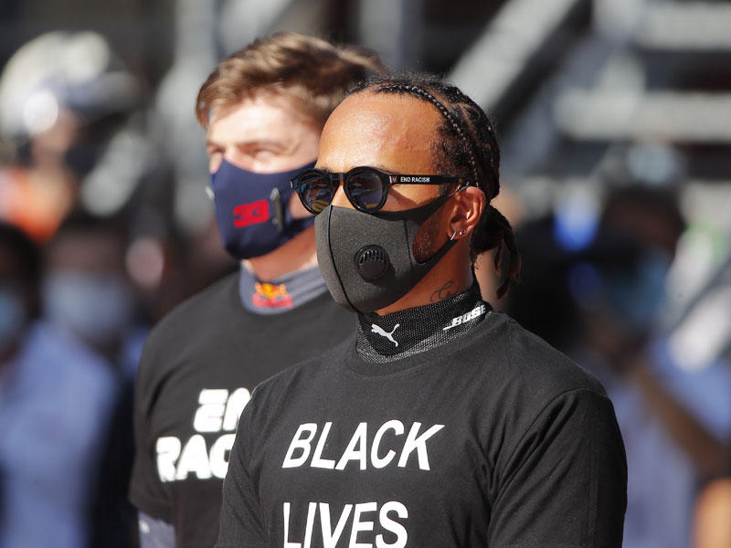 هاميلتون مرتدياً قميصاً كتب عليه عبارة ضد العنصرية