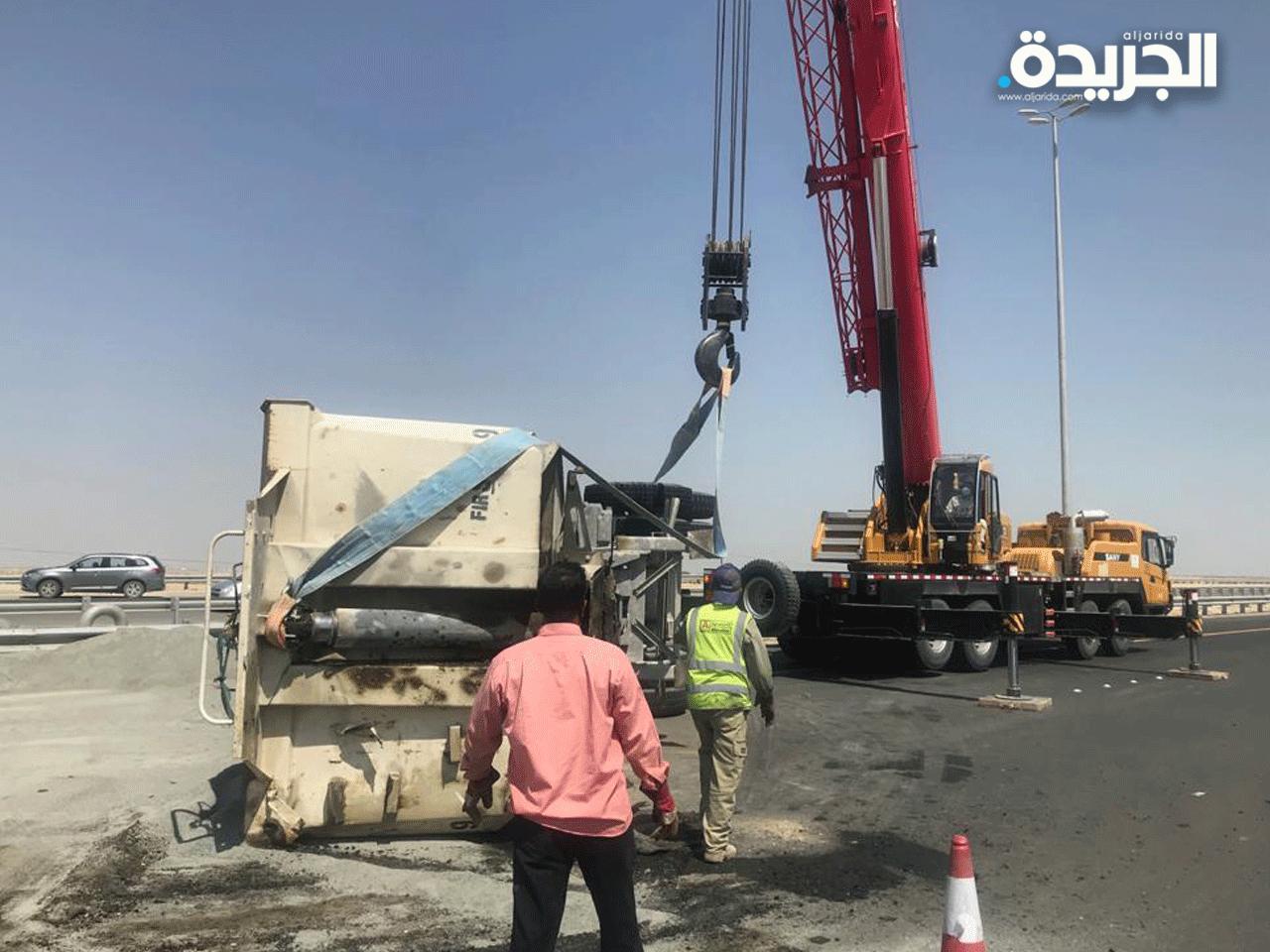 جانب من عملية رفع الشاحنة المقلوبة 