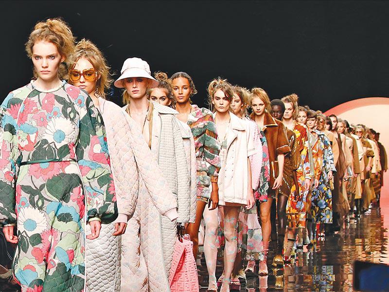 من عروض الأزياء 