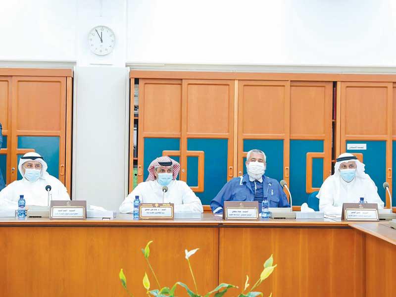 الفاضل في اجتماع «الصحية» أمس