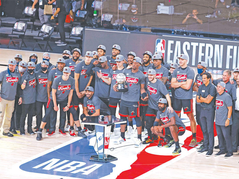 لاعبو ميامي يحتفلون بعد التأهل للنهائي