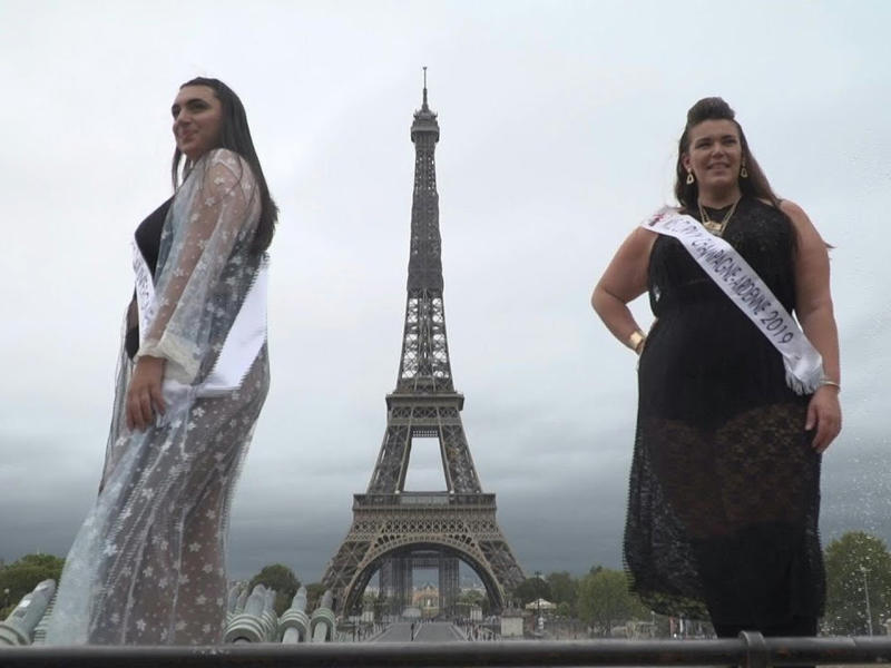 نساء أمام برج إيفل في باريس للمطالبة بمزيد من التنوع في الأزياء، ومساعدة الناس على تقبل أنفسهم