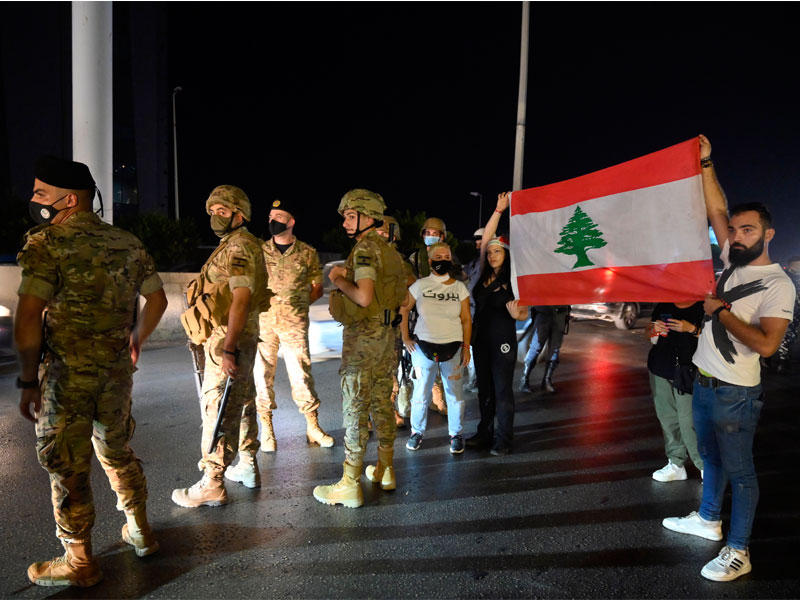 لبنانيون يقطعون إحدى الطرقات السريعة خلال تظاهرة احتجاجية على الوضع الاقتصادي مساء أمس الأول في منطقة جل الديب شرق بيروت  (اي بي أيه)