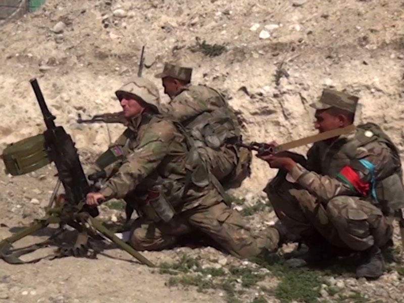 صورة تلفزيونية لعنصر من الجيش الأذري خلال مواجهات في ناغورني كاراباخ أمس (ا ف ب)