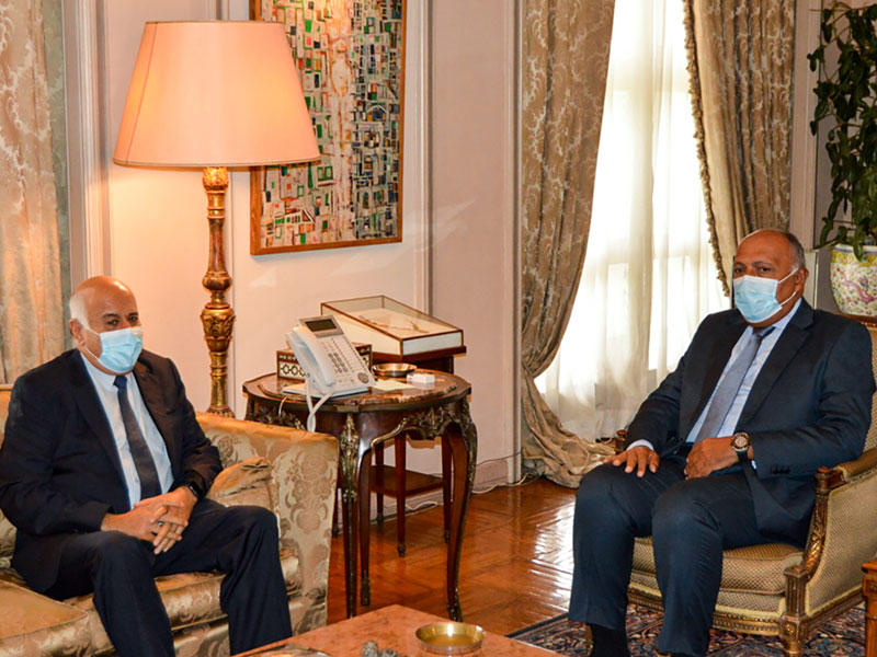 شكري مستقبلاً الرجوب بمقر الخارجية المصرية في القاهرة  أمس (أ ف ب)