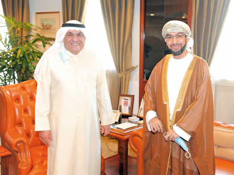  رئيس غرفة تجارة وصناعة الكويت محمد الصقر مستقبلاً د. صالح الخروصي سفير سلطنة عمان لدى الكويت  بمبنى الغرفة أمس
