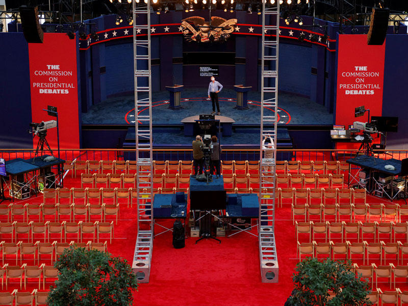 تحضير القاعة لأول مناظرة بين ترامب وبايدن في كليفلاند بأوهايو أمس (رويترز)n