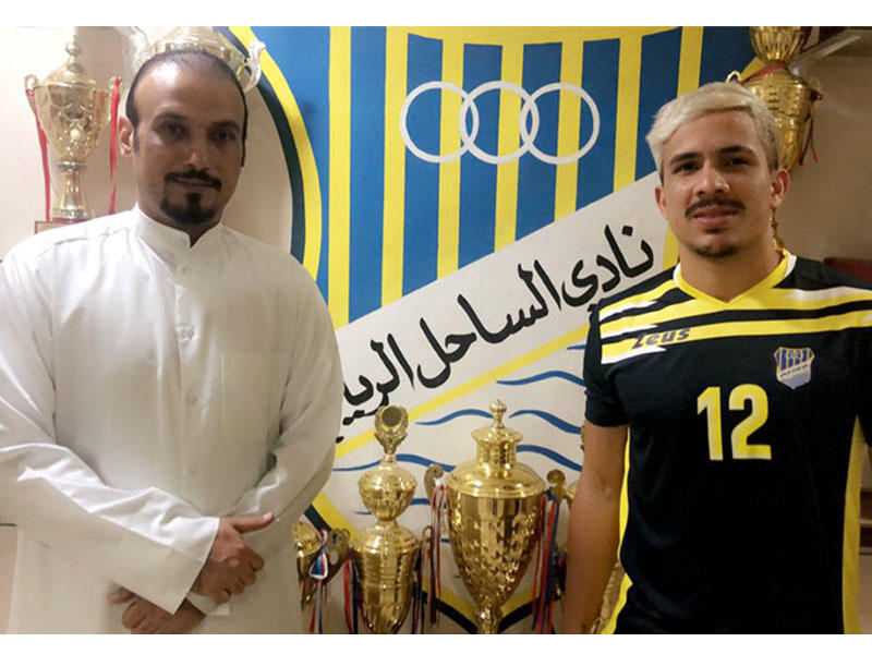 البرازيلي ماتيوس هنريكي مع لاعب نادي الكويت عبدالله العتيبي