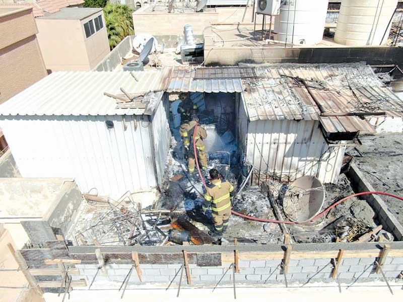 رجال الإطفاء يكافحون الحريق 