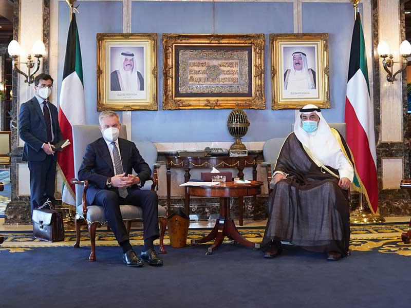 سمو رئيس مجلس الوزراء الشيخ صباح الخالد خلال استقباله وزير الدفاع الإيطالي بحضور وزير الخارجية وزير الدفاع بالإنابة الشيخ د. أحمد الناصر أمس