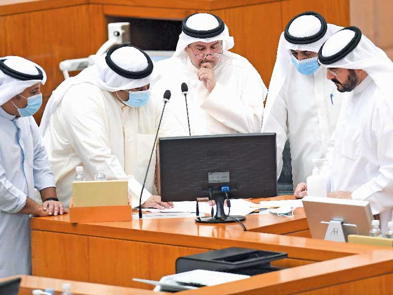 الجبري وأعضاء لجنة المرافق خلال مناقشة تعديل قانون الزراعة