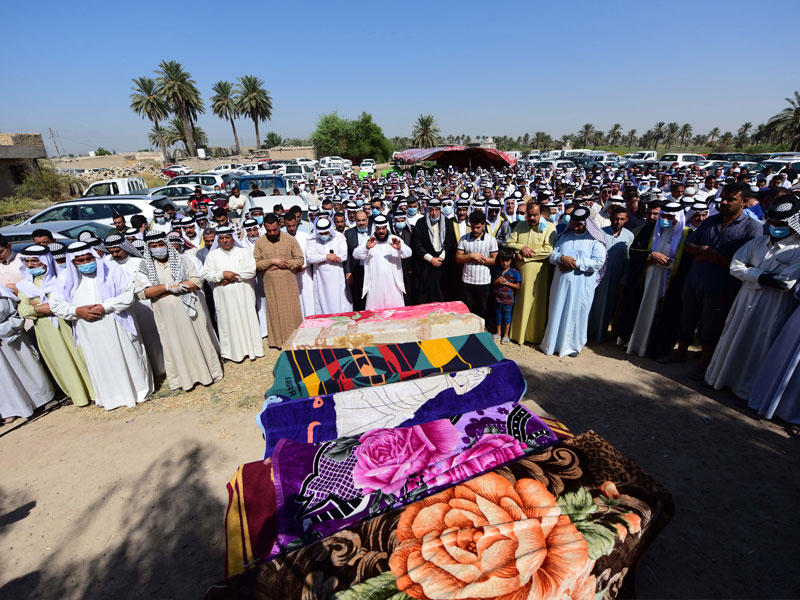 عراقيون يؤدون صلاة الجنازة على ضحايا هجوم صاروخي على منزل قرب مطار بغداد أمس الأول (إي بي أيه)