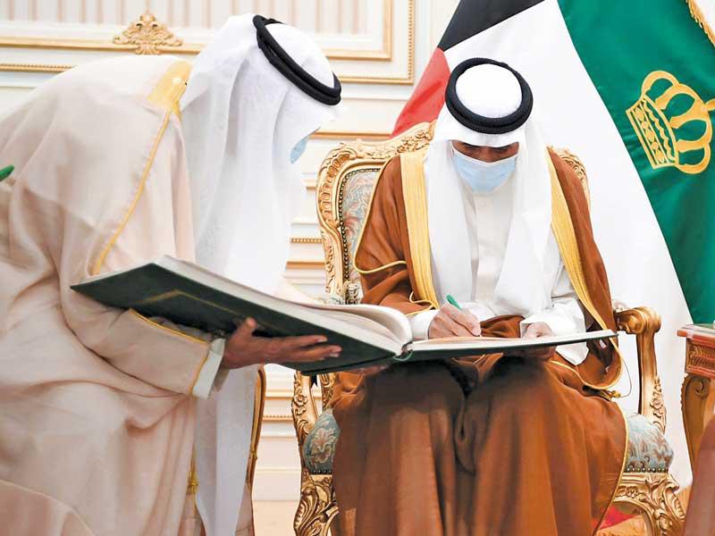 سموه يسجل كلمته في سجل الشرف