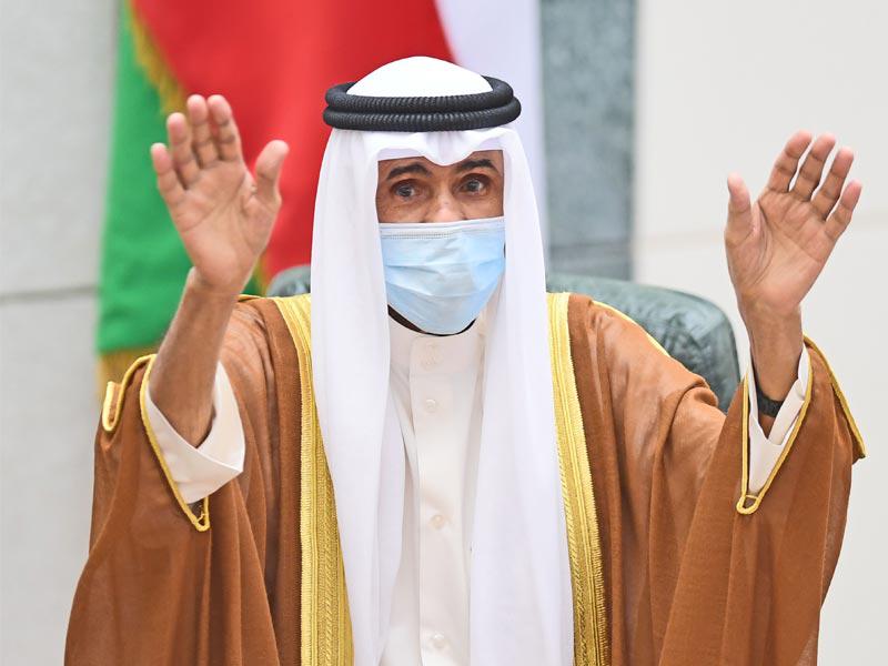 سمو أمير البلاد الشيخ نواف الأحمد محيياً الجمهور لدى دخوله قاعة عبدالله السالم لأداء اليمين الدستورية أمس