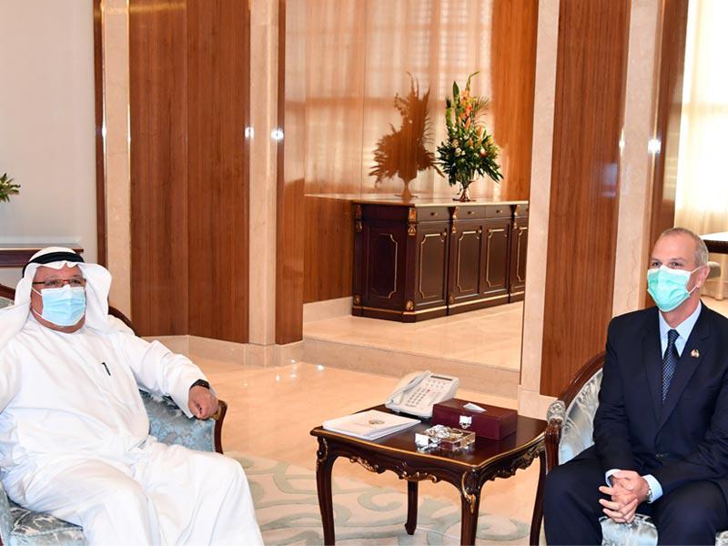 وزير شؤون الديوان الأميري مستقبلاً السفير الكندي لدى الكويت لويس إيمون