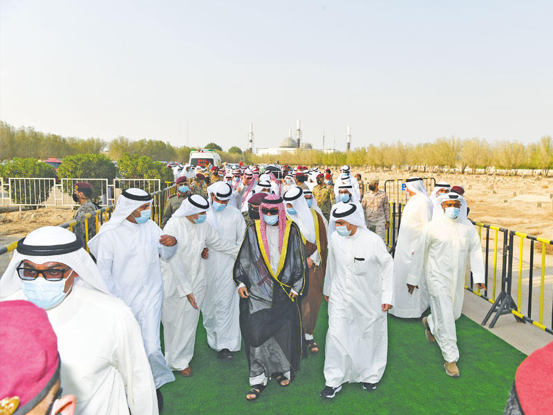 صاحب السمو أمير البلاد الشيخ نواف الأحمد  خلال وصوله إلى مقبرة الصليبيخات