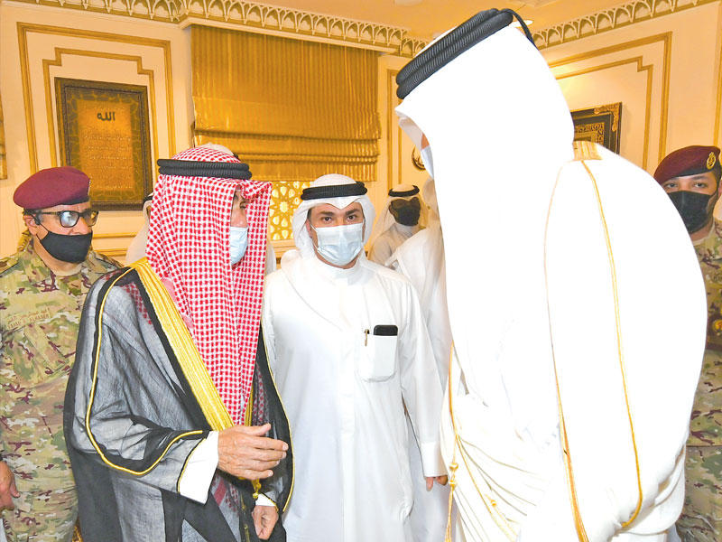 سمو أمير البلاد الشيخ نواف الأحمد مستقبلاً أمير دولة قطر الشيخ تميم بن حمد آل ثاني معزياً