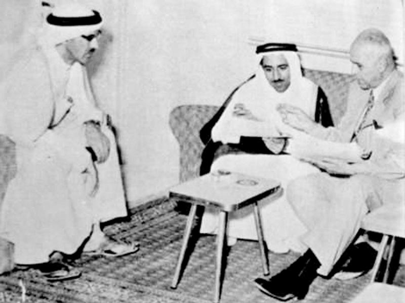 الأمير الراحل الشيخ صباح الأحمد مع أحمد زكي أول رئيس تحرير لمجلة العربي