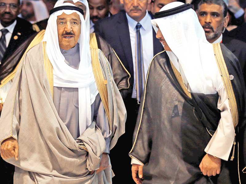 الأمير الراحل الشيخ صباح الأحمد لدى وصوله للمشاركة في مؤتمر اقتصادي بشرم الشيخ العام الماضي    (رويترز)