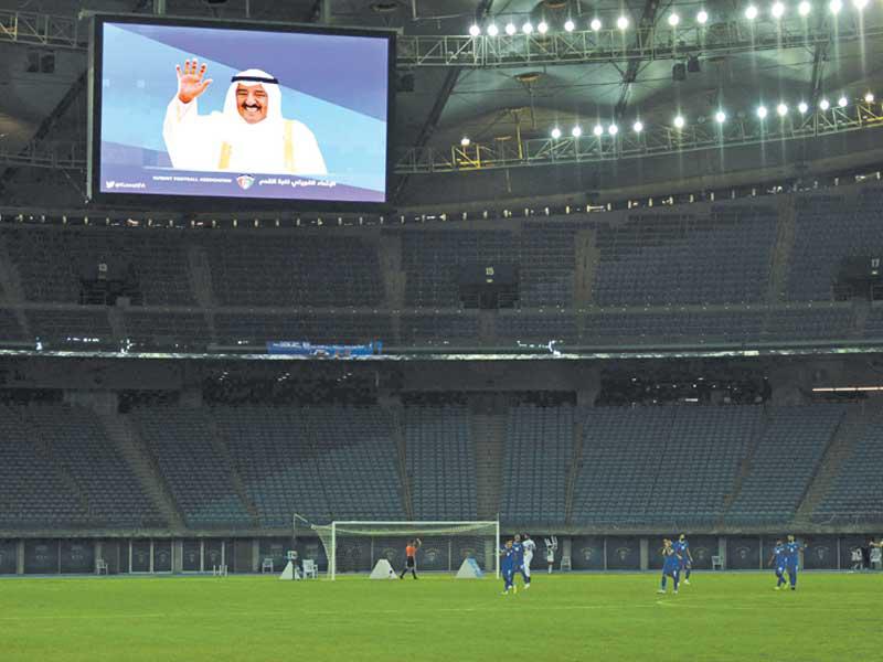 صورة الأمير الراحل زينت الشاشة في استاد جابر الدولي خلال فترة إعداد المنتخب 2019