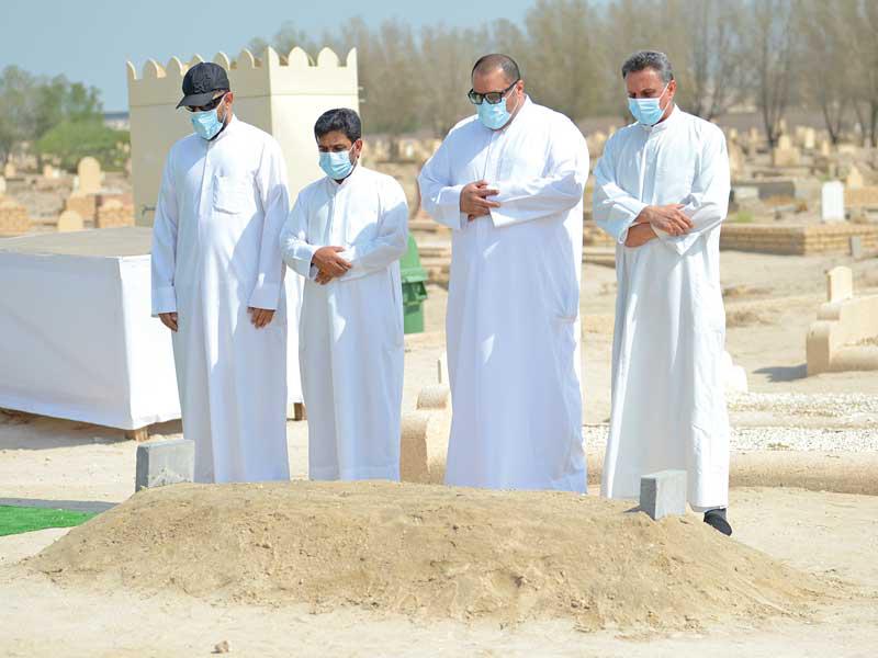 مواطنون يصلون على الفقيد  (تصوير نوفل إبراهيم)