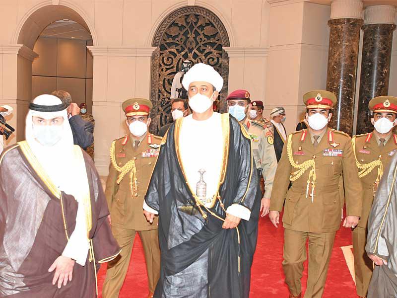 السلطان هيثم لدى وصوله إلى البلاد