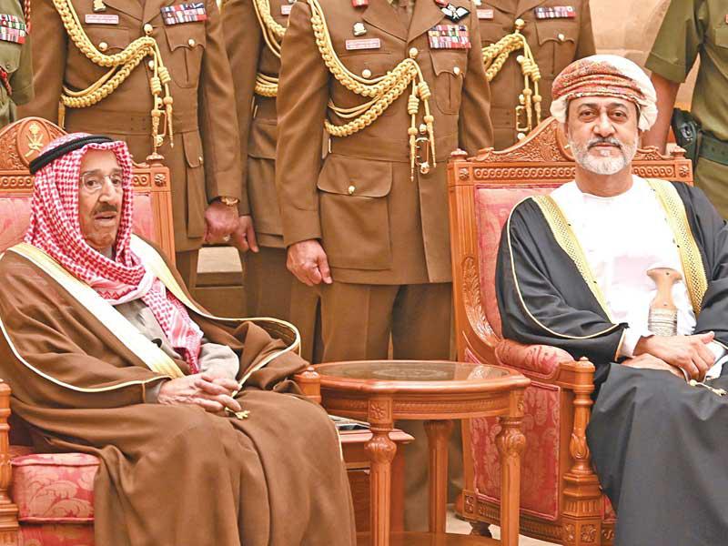 الأمير الراحل الشيخ صباح الأحمد خلال لقائه سلطان عمان هيثم بن طارق