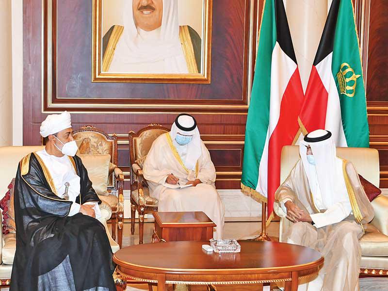 صاحب السمو أمير البلاد الشيخ نواف الأحمد يتلقى التعازي من سلطان عمان هيثم بن طارق أمس