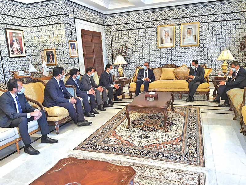 رئيس الحكومة التونسية هشام المشيشي يقدم واجب العزاء في وفاة الأمير الراحل