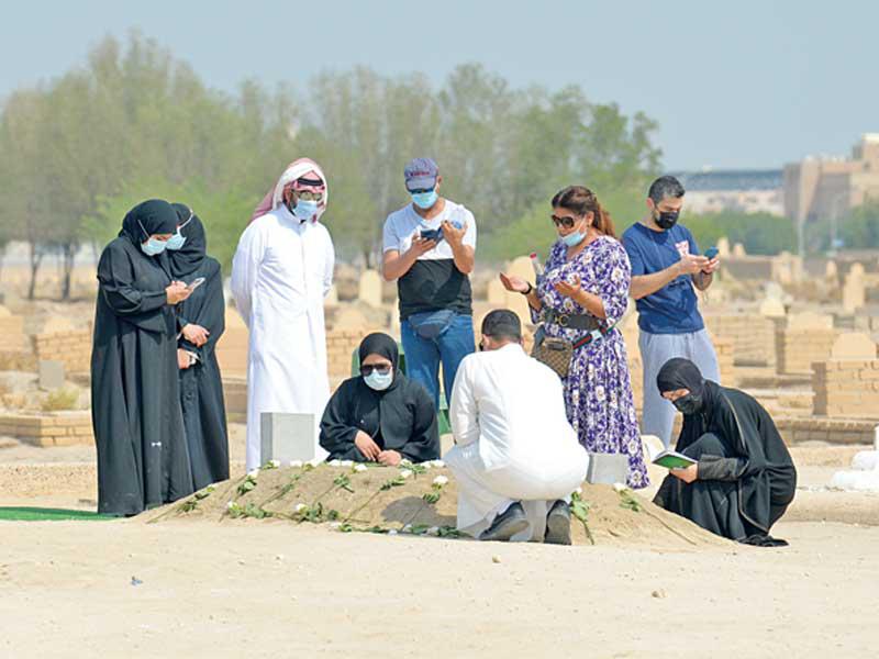 مواطنون يضعون الزهور على قبر الأمير الراحل (تصوير نوفل إبراهيم)n