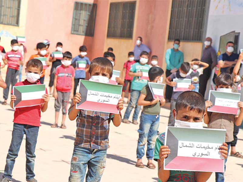 أيتام المخيمات يرفعون أعلام الكويت