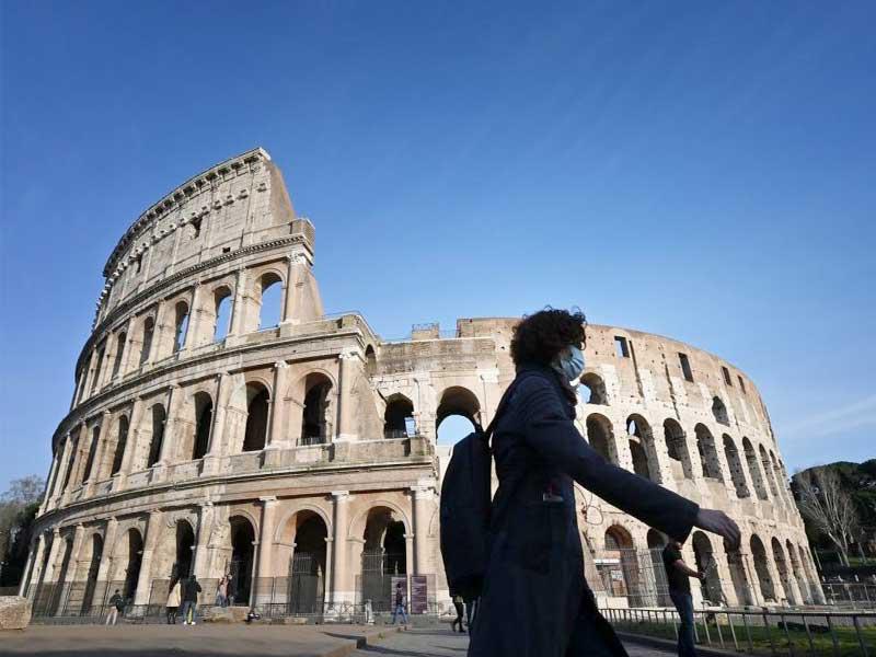 وضع الكمامات في جميع الأوقات خارج المنزل الزاميا في روما