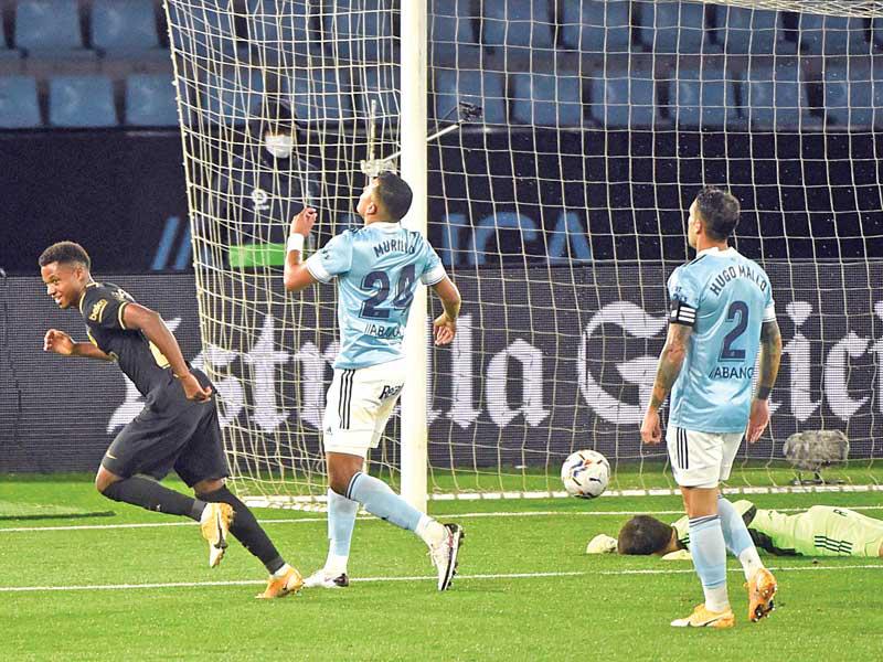 فاتي نجم برشلونة يحتفل بعد إحراز الهدف الأول في مرمى سيلتا فيغو