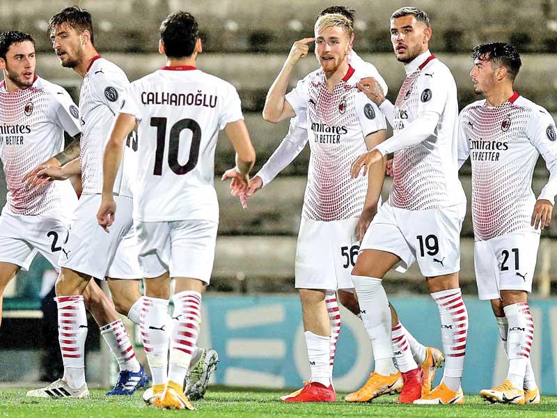 فرحة لاعبي ميلان بعد إحراز هدف في مرمى ريو افي