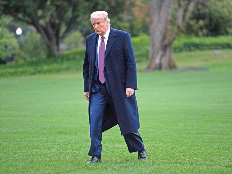 ترامب لدى نزوله من المروحية إلى باحة البيت الأبيض أمس الأول قادماً من نيوجرسي (أ ف ب)