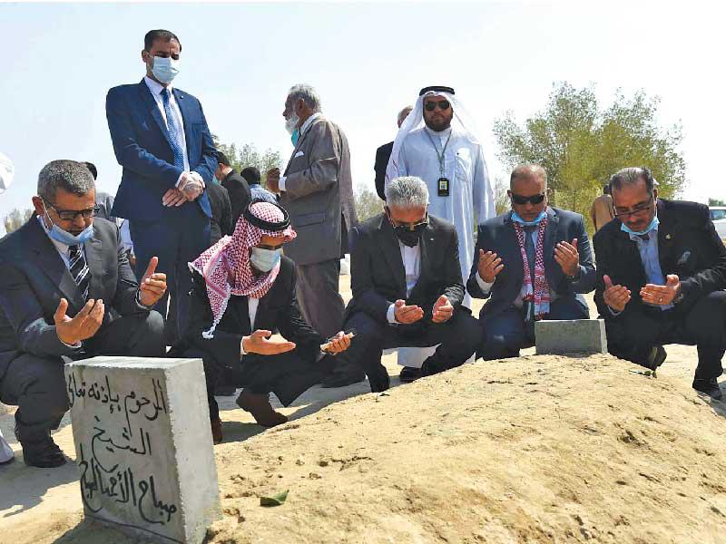 سفراء ومقيمون خلال زيارة ضريح «أمير الإنسانية»