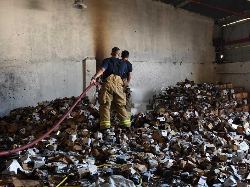 رجال الإطفاء يكافحون الحريق