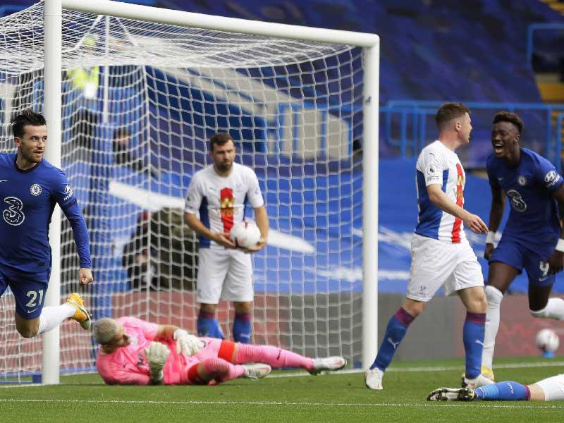 تشيلويل نجم تشلسي يحتفل بهدفه في مرمى كريستال بالاس
