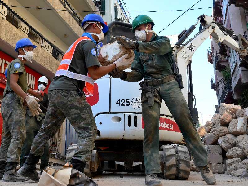 عناصر من «يونيفيل» يشاركون بعمليات تنظيف بقايا انفجار مرفأ بيروت الشهر الماضي   (اي بي ايه)