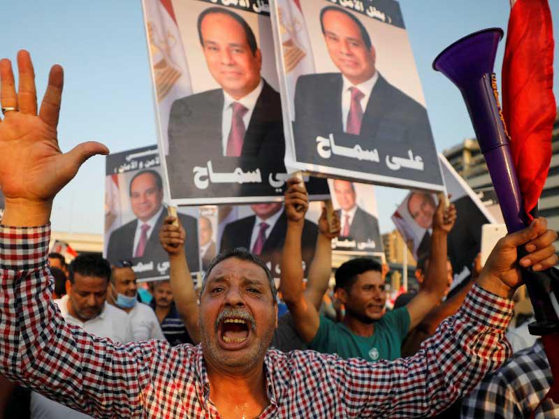 جانب من تظاهرة موالية أمس الأول (رويترز)