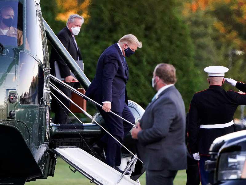 ترامب ينزل من «مارين وان» بمركز «وولتر ريد» الطبي أمس الأول (رويترز)