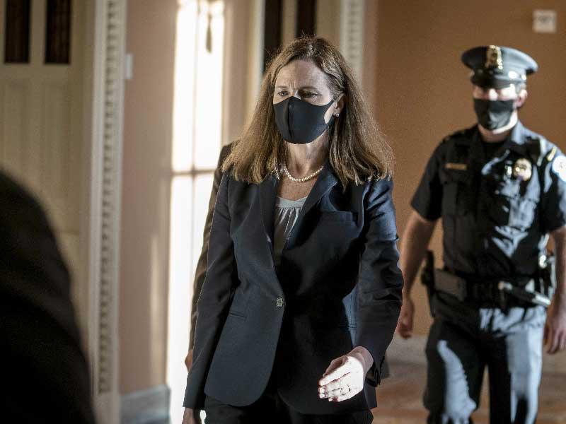 القاضية إيمي باريت 