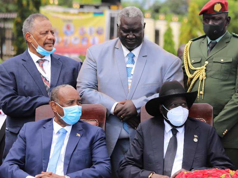 رئيس المجلس السيادي السوداني اللواء عبد الفتاح البرهان ، ورئيس جنوب السودان سلفا كير يحضران توقيع اتفاق سلام بين الحكومة الانتقالية في السودان والحركات الثورية السودانية لإنهاء الصراع المستمر منذ عقود